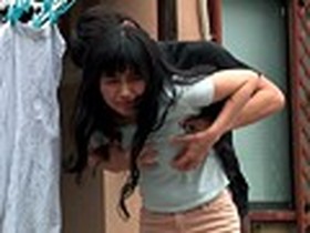 熟女の軟乳、突然背後から乳もみ　サンプル画像05